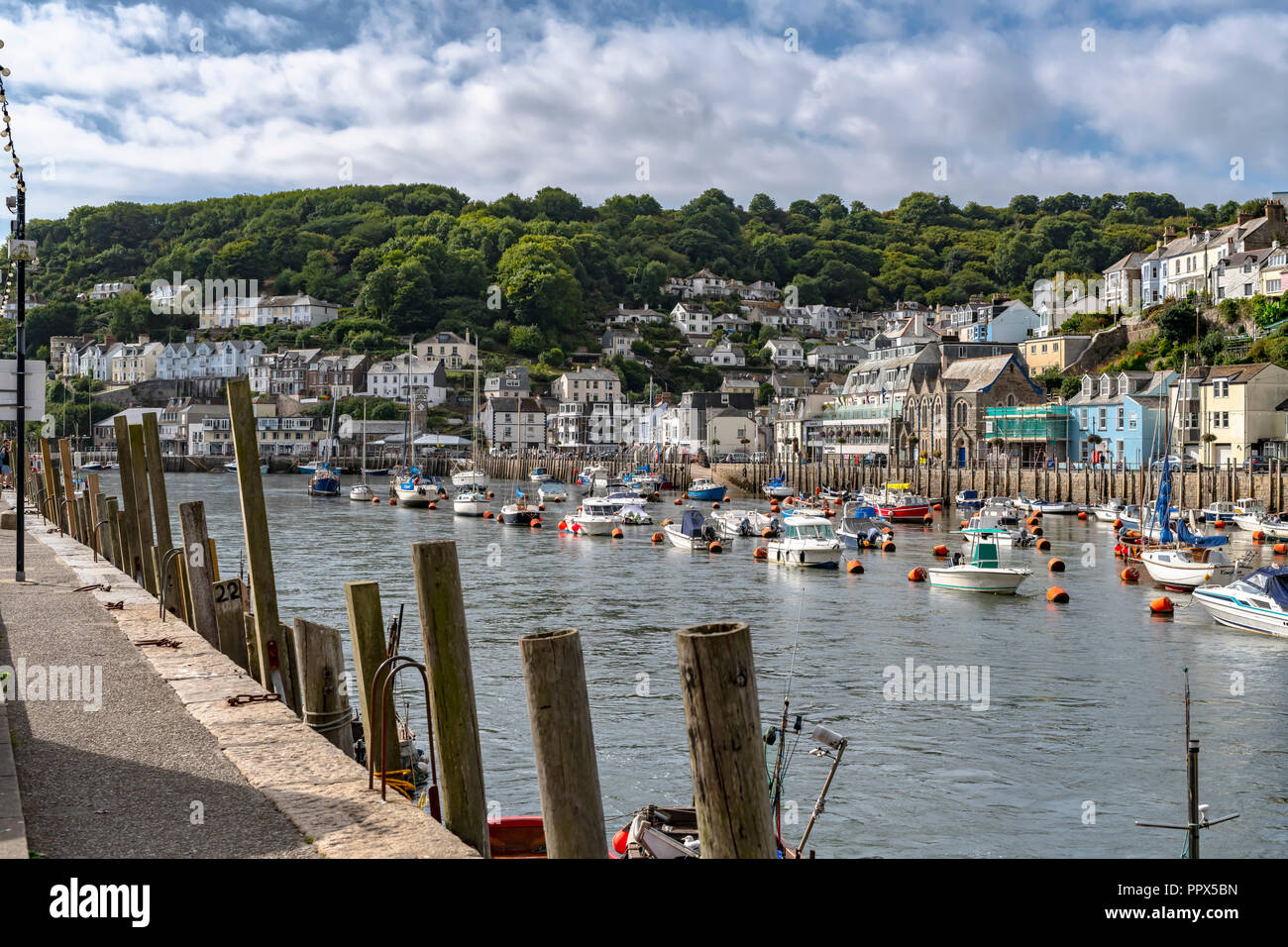 LOOE Looe Cornwall England UK un port de pêche très populaire une station de vacances pleine d'hôtels, attractions, et restaurants. Banque D'Images