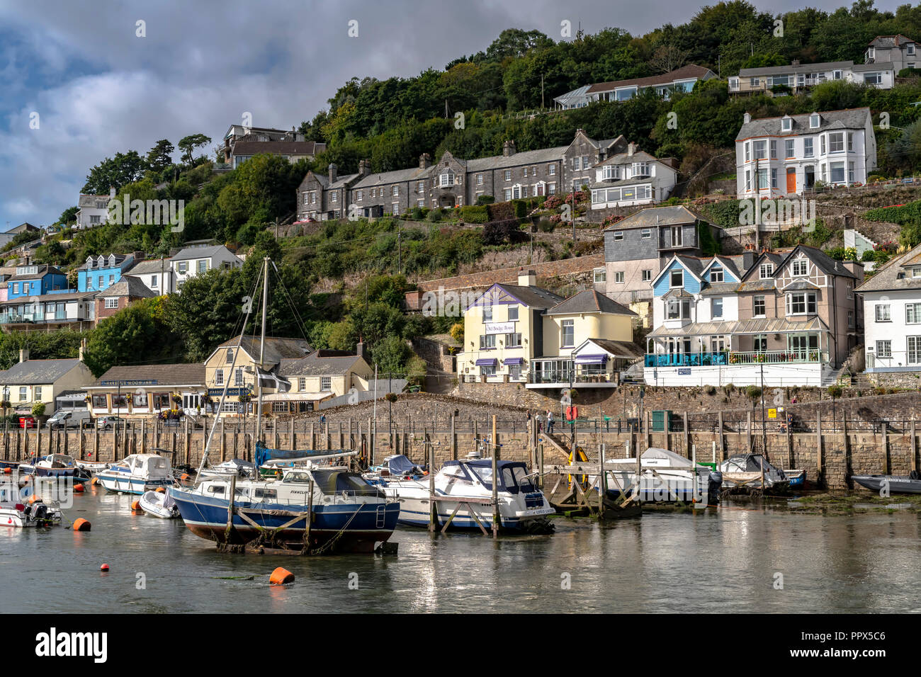 LOOE Looe Cornwall England UK un port de pêche très populaire une station de vacances pleine d'hôtels, attractions, et restaurants. Banque D'Images