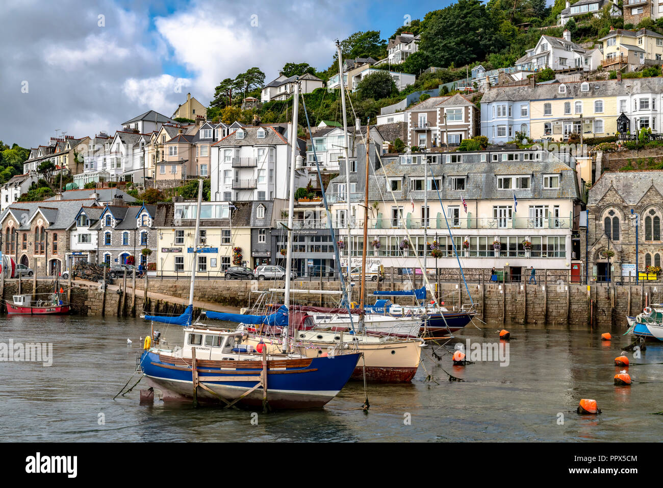 LOOE Looe Cornwall England UK un port de pêche très populaire une station de vacances pleine d'hôtels, attractions, et restaurants. Banque D'Images