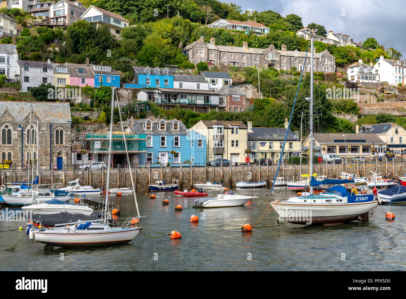 LOOE Looe Cornwall England UK un port de pêche très populaire une station de vacances pleine d'hôtels, attractions, et restaurants. Banque D'Images