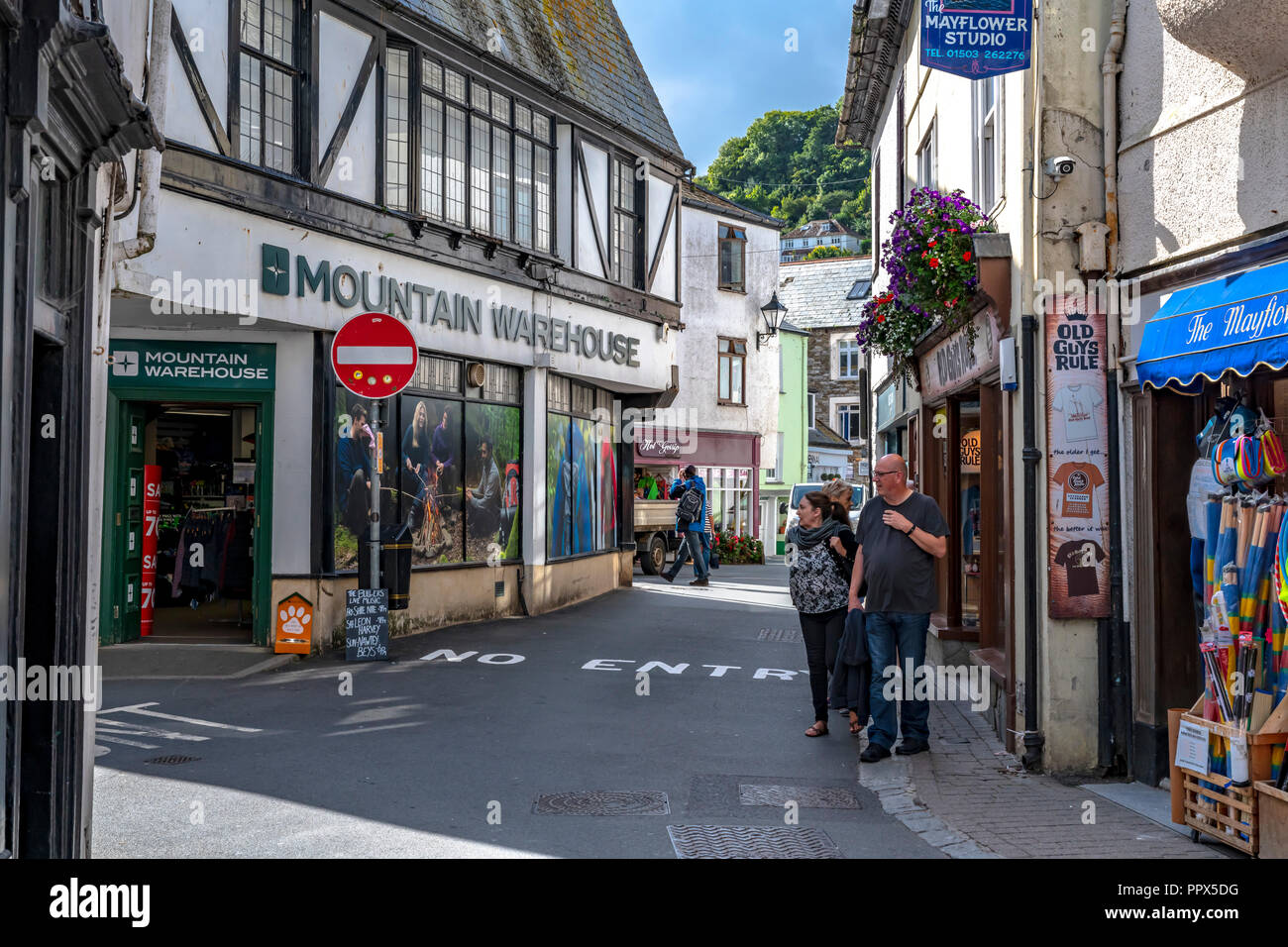 LOOE Looe Cornwall England UK un port de pêche très populaire une station de vacances pleine d'hôtels, attractions, et restaurants. Banque D'Images