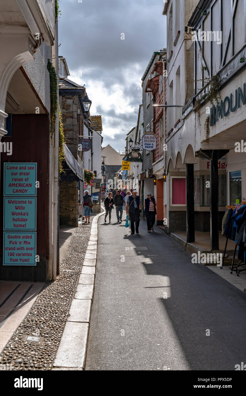 LOOE Looe Cornwall England UK un port de pêche très populaire une station de vacances pleine d'hôtels, attractions, et restaurants. Banque D'Images