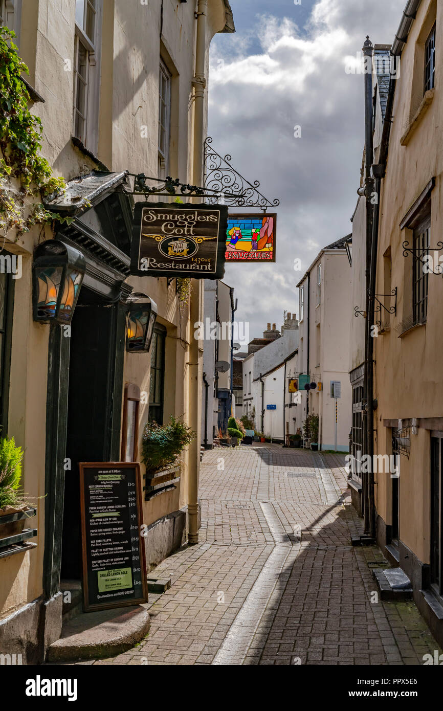 LOOE Looe Cornwall England UK un port de pêche très populaire une station de vacances pleine d'hôtels, attractions, et restaurants. Banque D'Images