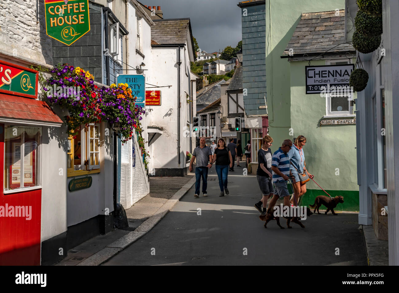 LOOE Looe Cornwall England UK un port de pêche très populaire une station de vacances pleine d'hôtels, attractions, et restaurants. Banque D'Images