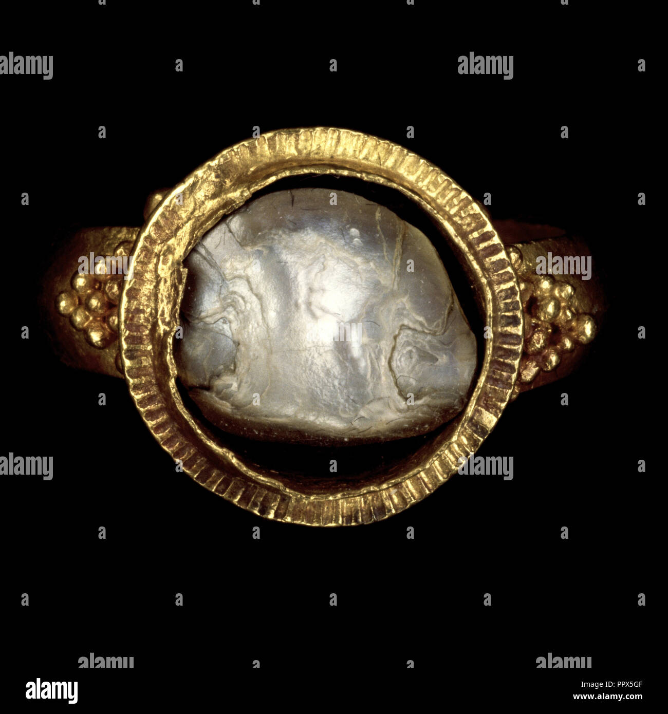 Ring ; Empire romain ; 250 - 400 ; l'or, de nacre ; 3 × 2,8 cm, 1 × 3,16 1,16 1 en Banque D'Images