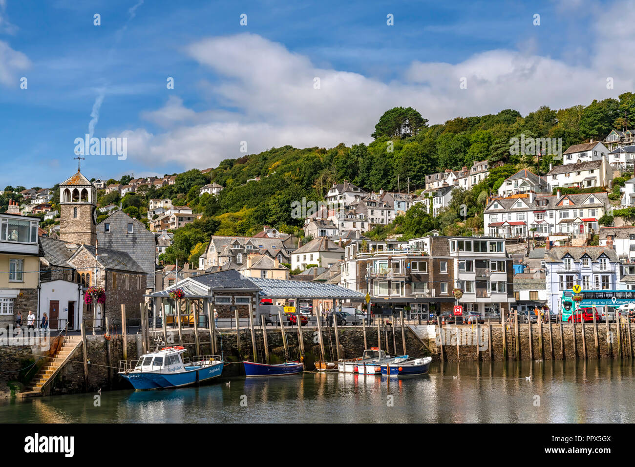 LOOE Looe Cornwall England UK un port de pêche très populaire une station de vacances pleine d'hôtels, attractions, et restaurants. Banque D'Images