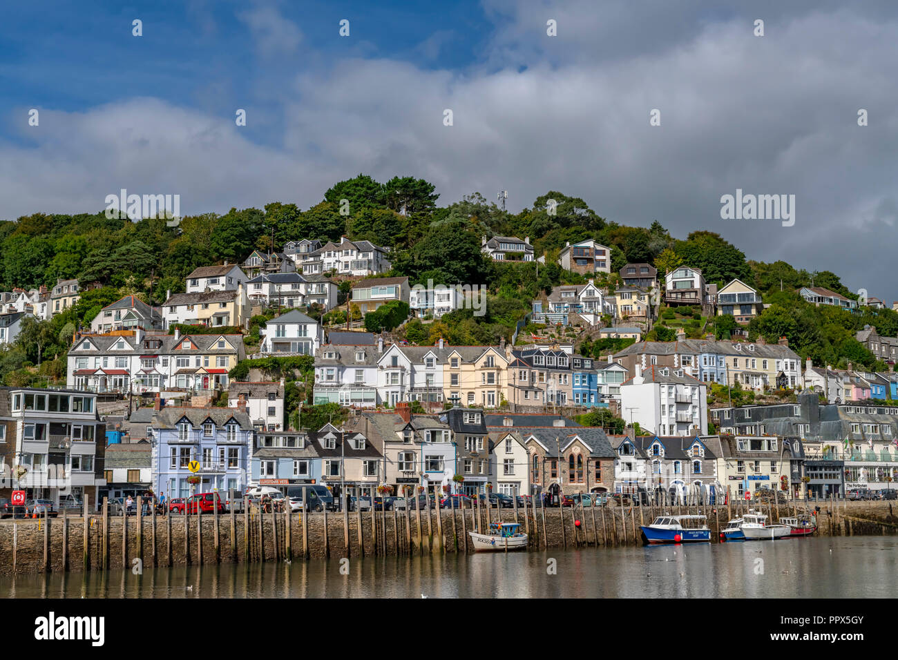 LOOE Looe Cornwall England UK un port de pêche très populaire une station de vacances pleine d'hôtels, attractions, et restaurants. Banque D'Images