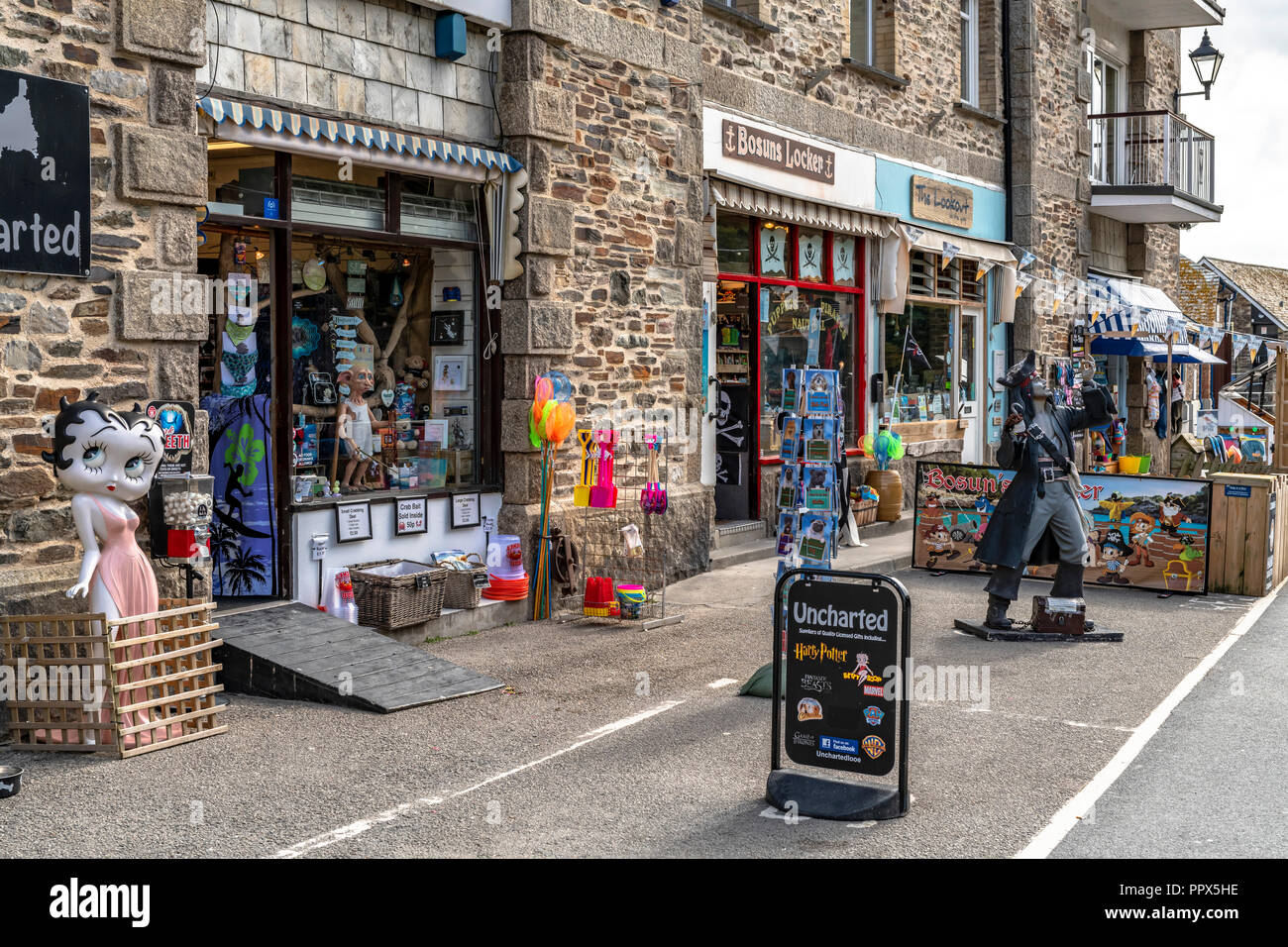 LOOE Looe Cornwall England UK un port de pêche très populaire une station de vacances pleine d'hôtels, attractions, et restaurants. Banque D'Images