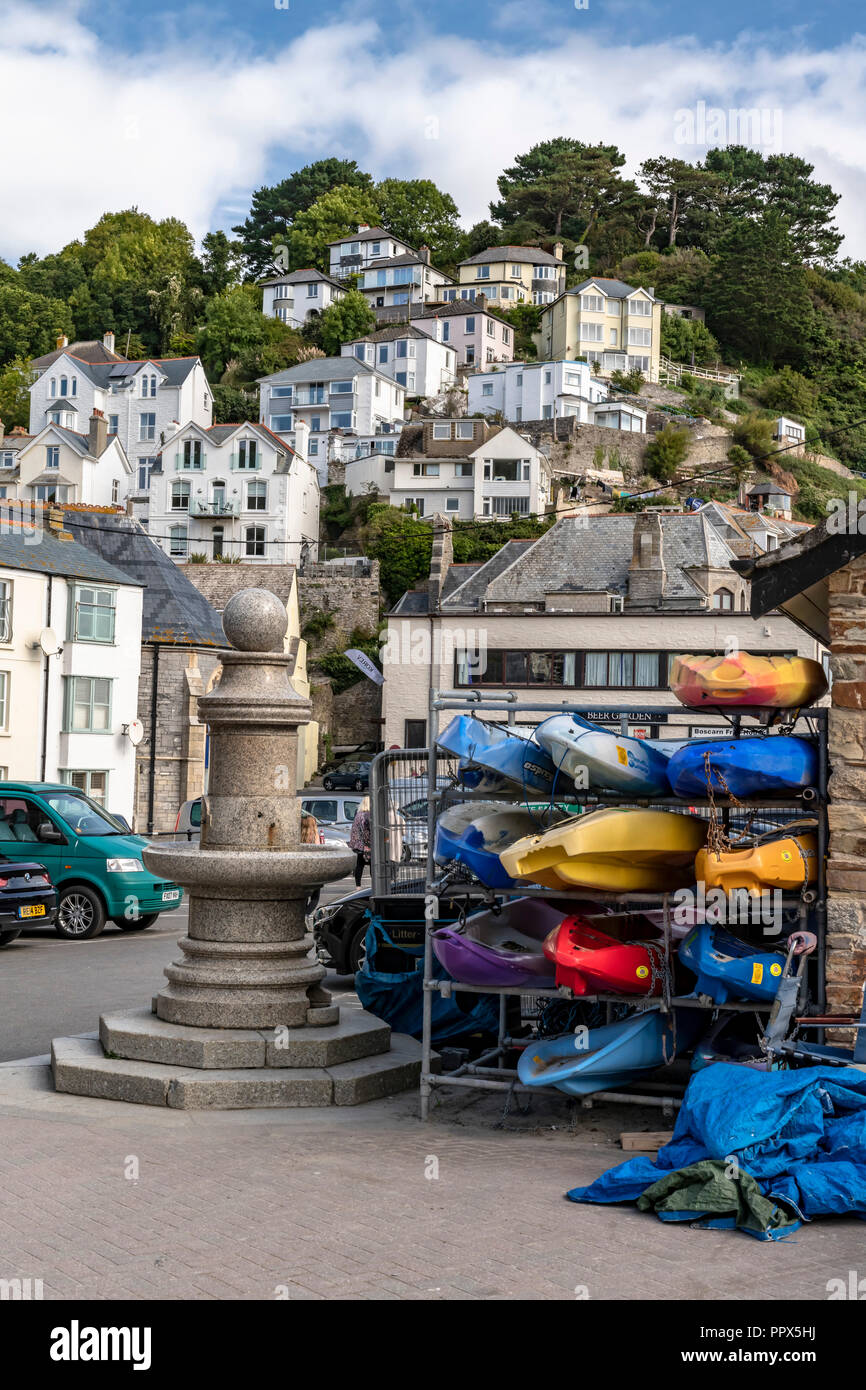 LOOE Looe Cornwall England UK un port de pêche très populaire une station de vacances pleine d'hôtels, attractions, et restaurants. Banque D'Images