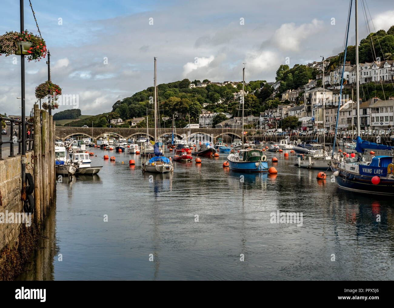LOOE Looe Cornwall England UK un port de pêche très populaire une station de vacances pleine d'hôtels, attractions, et restaurants. Banque D'Images