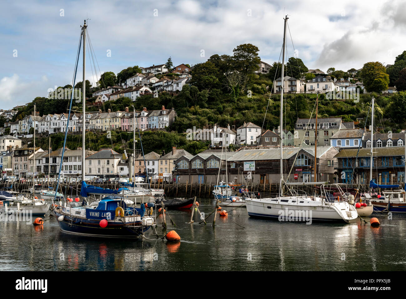 LOOE Looe Cornwall England UK un port de pêche très populaire une station de vacances pleine d'hôtels, attractions, et restaurants. Banque D'Images