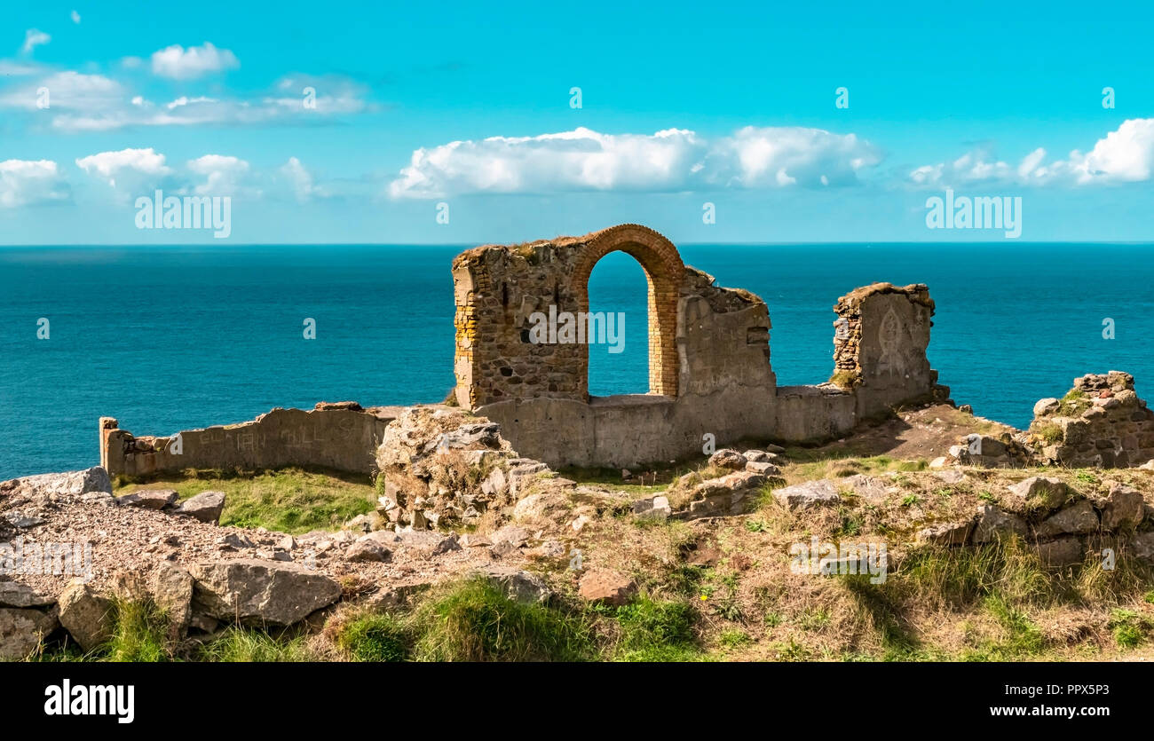 Botallack mines d'étain de Cornwall Uk en Angleterre. . Ancienne mine d'étain une industrie du passé sur le sentier du littoral des Cornouailles à l'ancienne papule, film Poldark également Banque D'Images