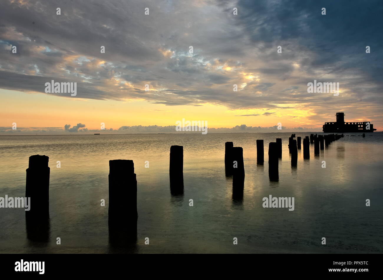 Une vue sur la mer avec des piles coller à partir d'eau et d'une construction à partir de la Seconde Guerre mondiale. La photo prise par le golfe de Gdansk, Pologne. Banque D'Images