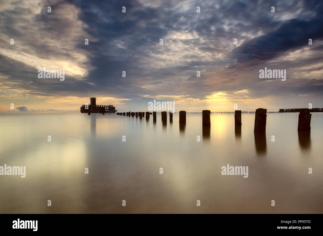 Une vue sur la mer avec des piles coller à partir d'eau et d'une construction à partir de la Seconde Guerre mondiale. La photo prise par le golfe de Gdansk, Pologne. Banque D'Images