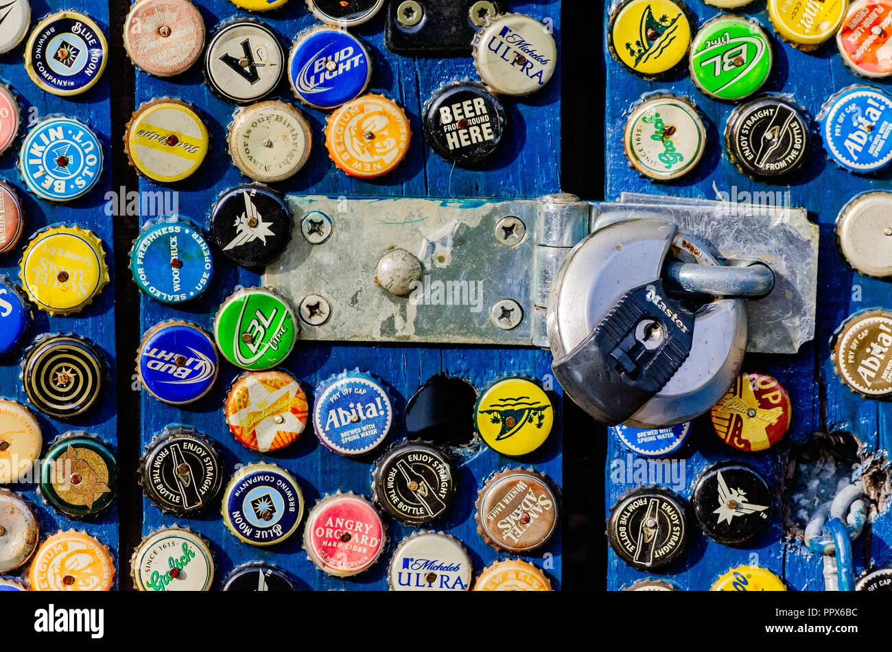 Des capsules de bouteilles de bière sur une barrière en bois, 15 novembre 2015, à la Nouvelle Orléans, Louisiane. Banque D'Images