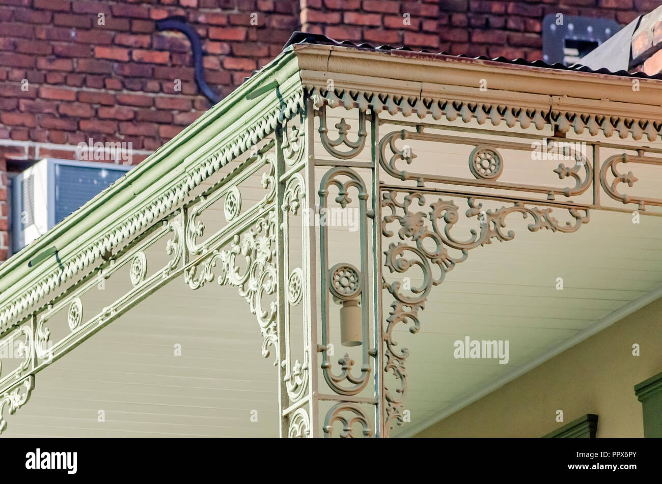 Un balcon en fer forgé est représentée dans le quartier français de la Nouvelle Orléans, Louisiane. Banque D'Images