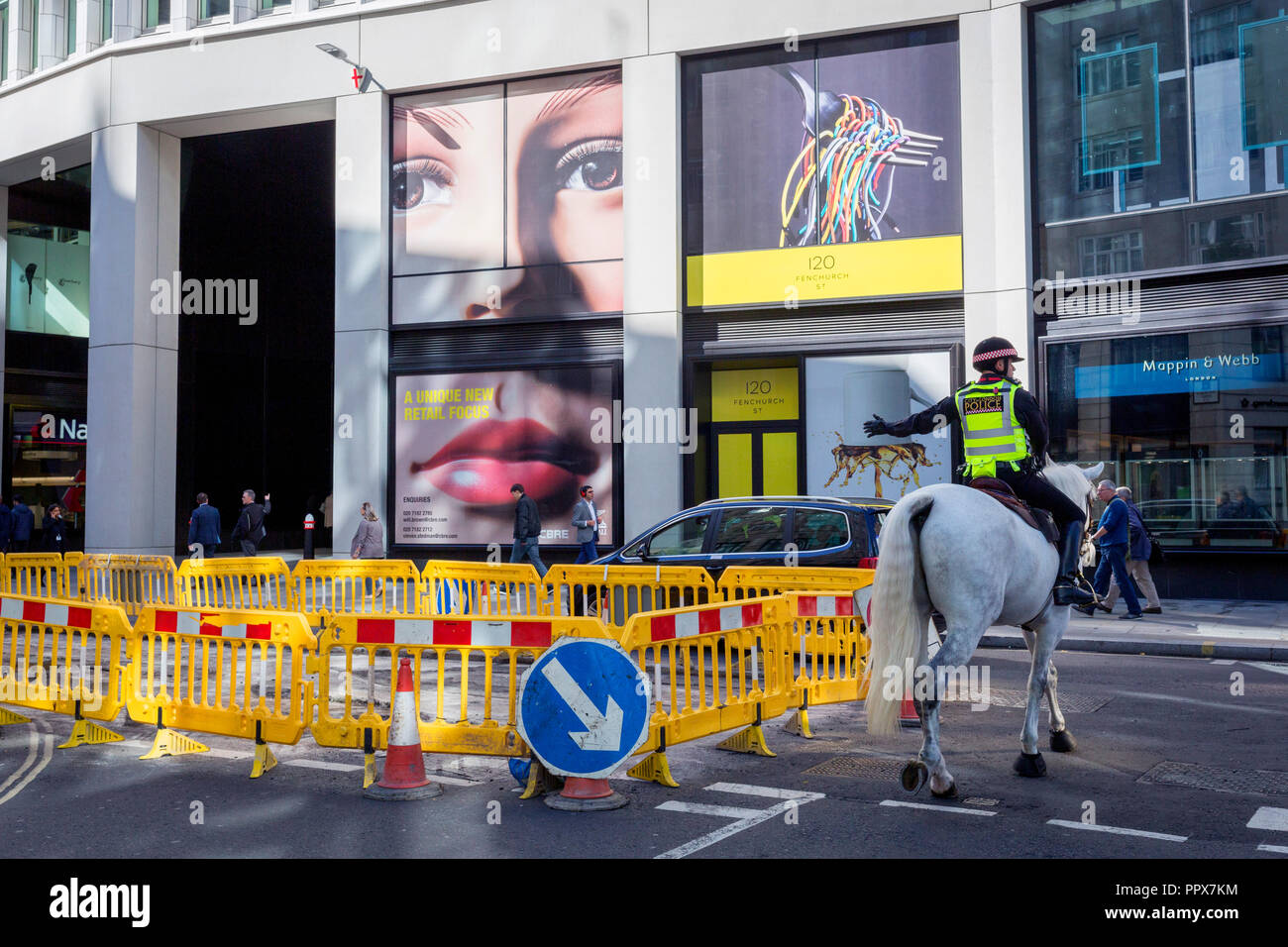 Une paire de yeux et un agent de police de la ville à cheval sur la rue Fenchurch - au coeur de la capitale, le quartier financier (aka le Square Mile), le 25 septembre 2018, à Londres, en Angleterre. Banque D'Images