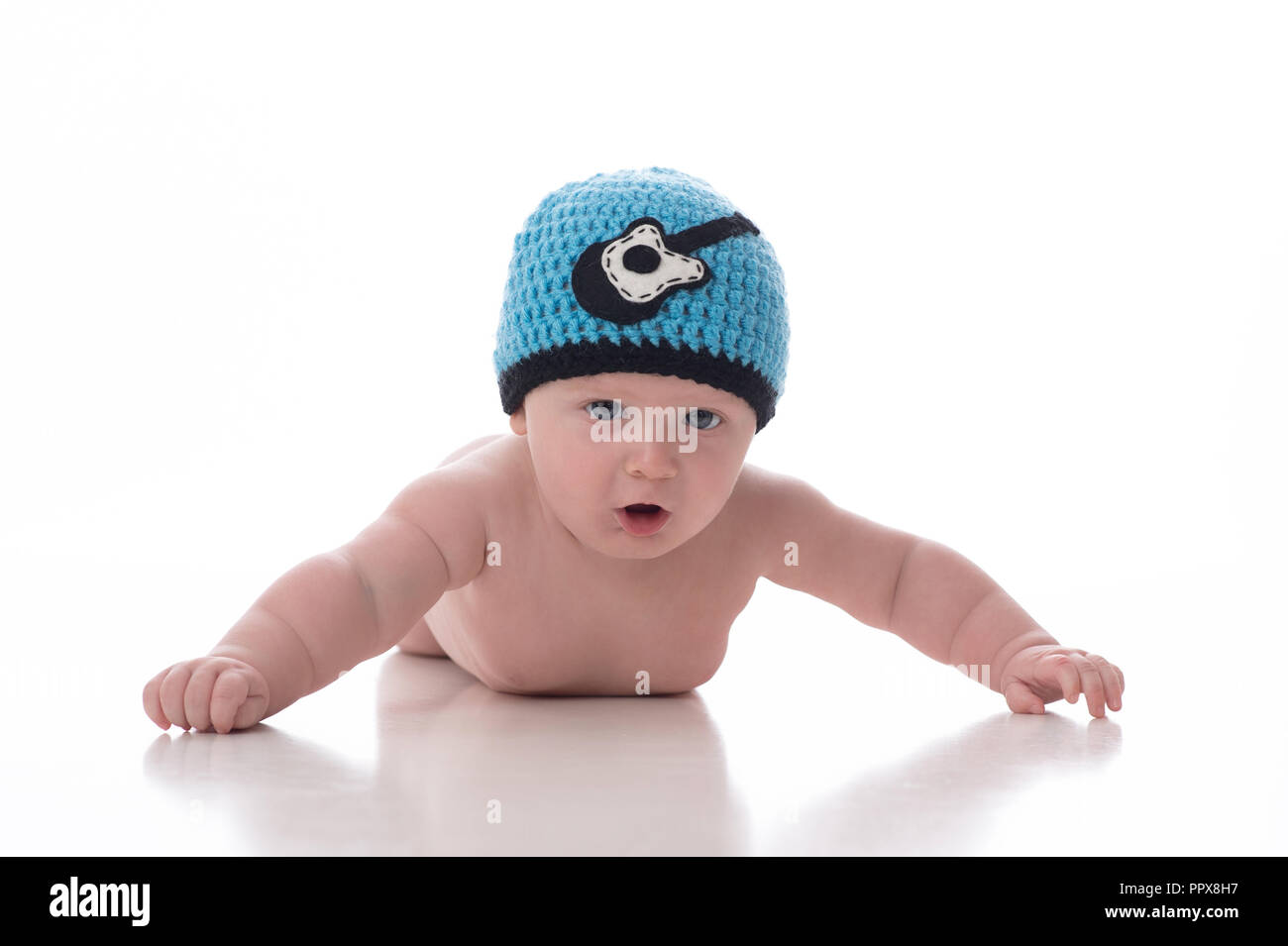 A 2 Mois Bebe Garcon Couche Sur Le Ventre Sur Un Arriere Plan Transparent Blanc Il Porte Un Chapeau En Crochet Qui A Une Guitare Graphique Sur Elle Tourne En Th Photo Stock A 2 Mois Bebe Garcon Couche Sur Le Ventre Sur Un Arriere Plan Transparent Blanc Il Porte Un Chapeau En Crochet Qui A Une Guitare Graphique Sur Elle Tourne En Th Photo Stock