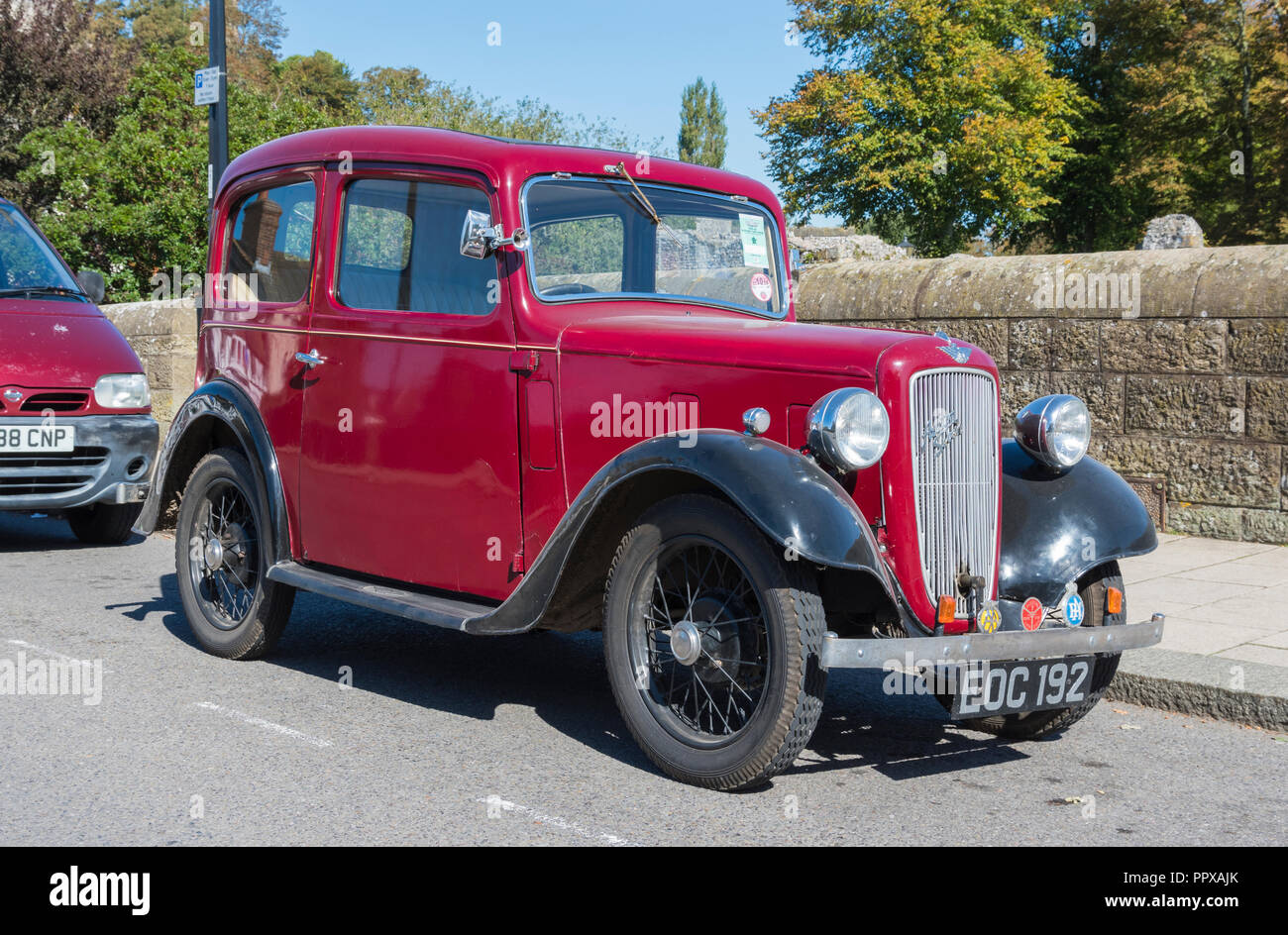 Austin Austin rouge sept (7) vintage de 1938 Salon de voiture garée sur le bord de la route au Royaume-Uni. Banque D'Images