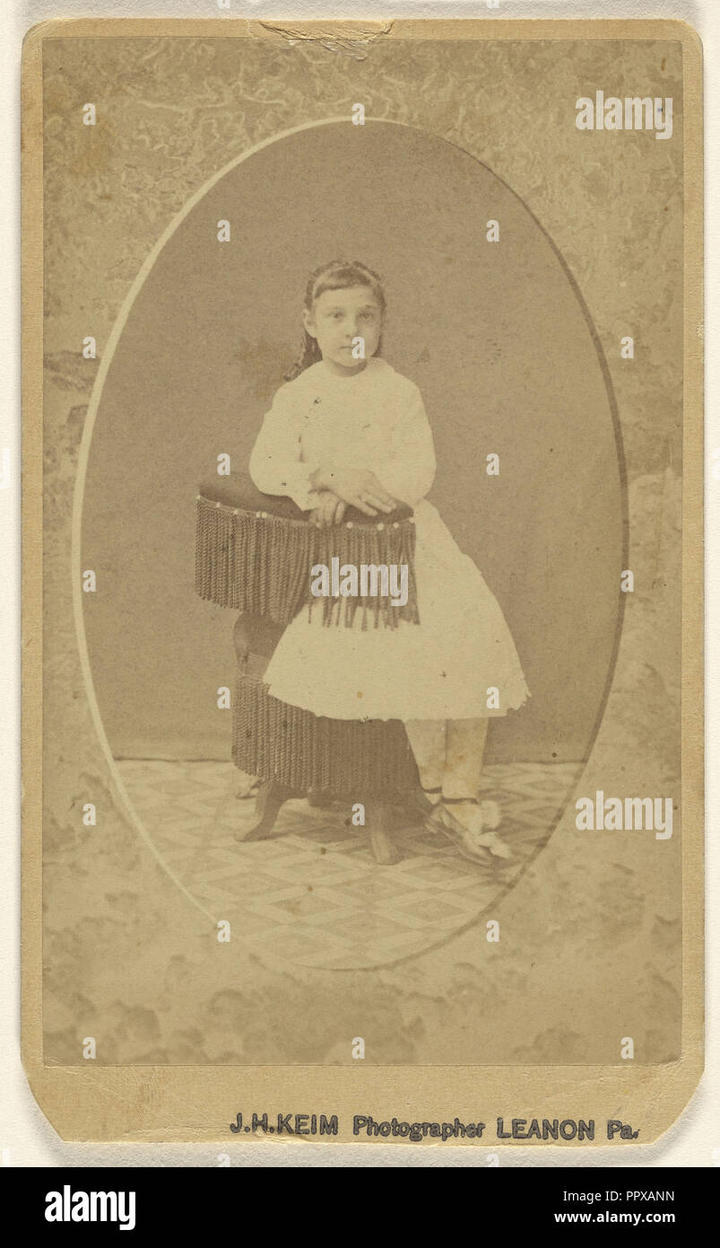 Petite fille posée sur une chaise avec des glands, imprimé dans les quasi-style ovale ; J.H. Keim, États-Unis, Actif 1920 - 1870, 1865 ; Albumen Banque D'Images