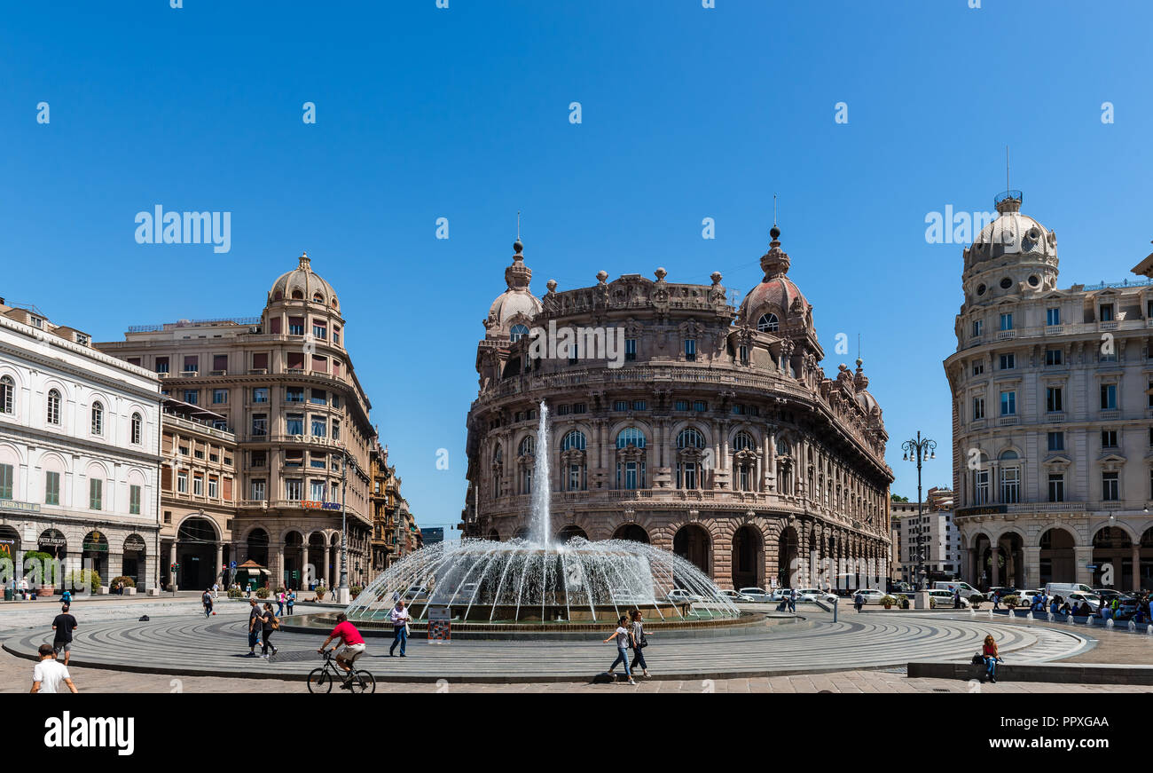 / Gênes Italie - 29 mai 2018 : vue sur la place Raffaele de Ferrari, avec le Palazzo dell' Accademia Ligustica sur la gauche et le Palazzo della Nuova Borsa. Banque D'Images