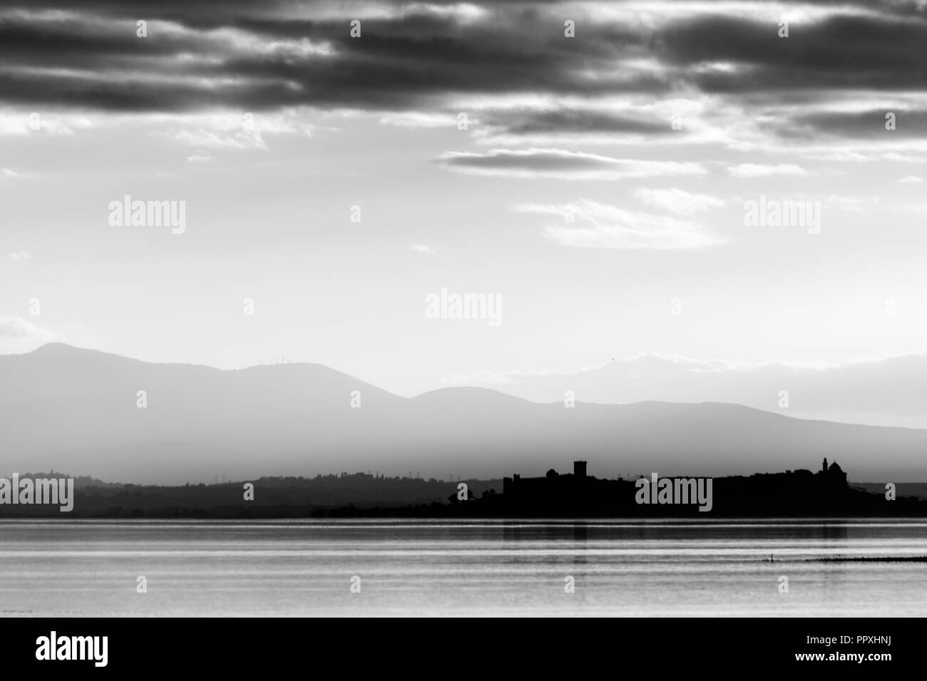 Belle vue sur le lac Trasimène au coucher de Castiglione del Lago en arrière-plan Banque D'Images