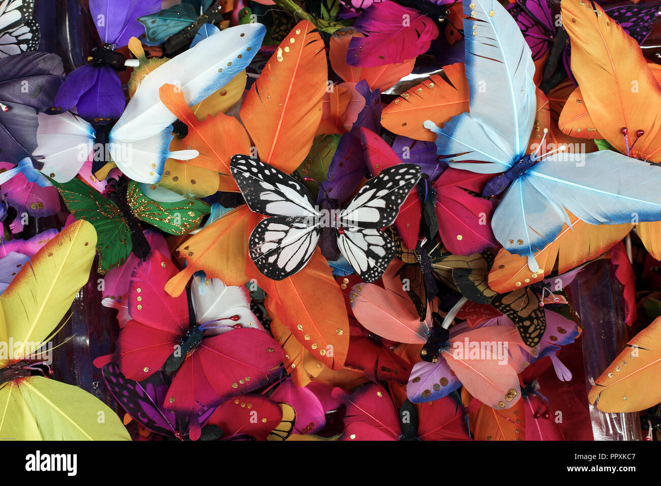 Les papillons fabriqués à partir de plumes peintes pour la vente au marché à Kota Kinabalu, Sabah, Bornéo, Malaisie Banque D'Images