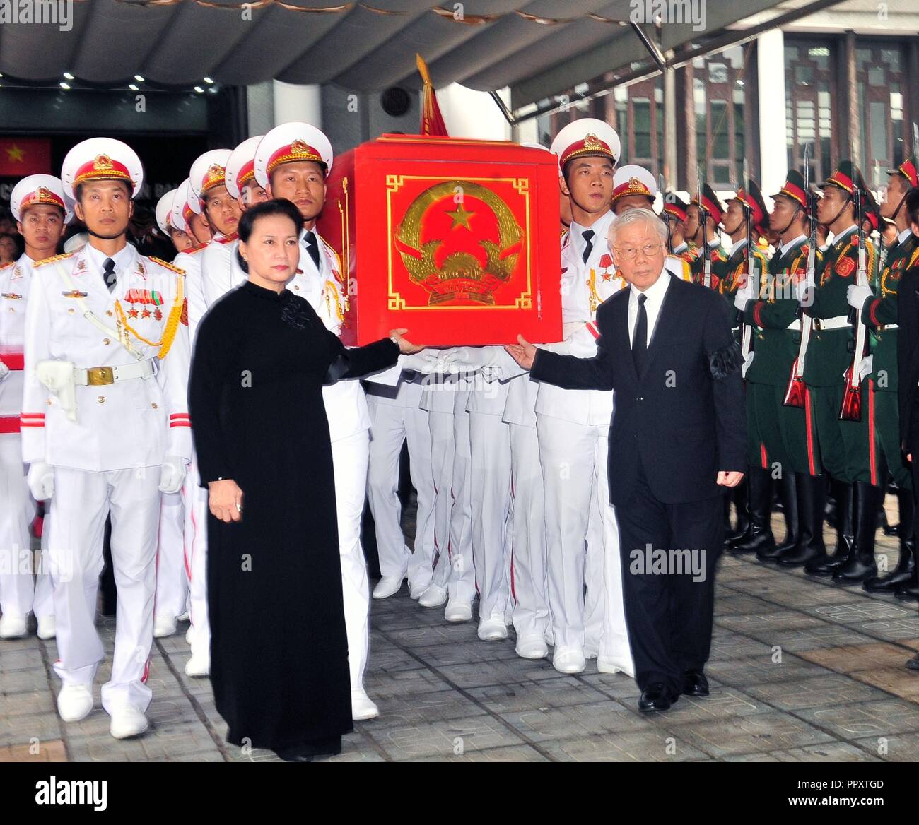 (180928) -- HANOI, 28 septembre 2018 (Xinhua) -- Le secrétaire général du Parti Communiste du Vietnam (PCV), Nguyen Phu Trong Comité central (R), de l'Assemblée Nationale vietnamienne Nguyen Thi Kim Ngan Présidente et les soldats portent le cercueil de feu le Président vietnamien Tran Dai Quang à un panier d'artillerie au National Hall funéraire à Hanoi, capitale du Vietnam, le 27 septembre 2018. Des services commémoratifs pour retard le président vietnamien Tran Dai Quang ont eu lieu à Hanoi, Ho Chi Minh Ville et sa ville natale, le jeudi matin, suivi de l'enterrement dans le nord de la province de Ninh Binh après ... Banque D'Images