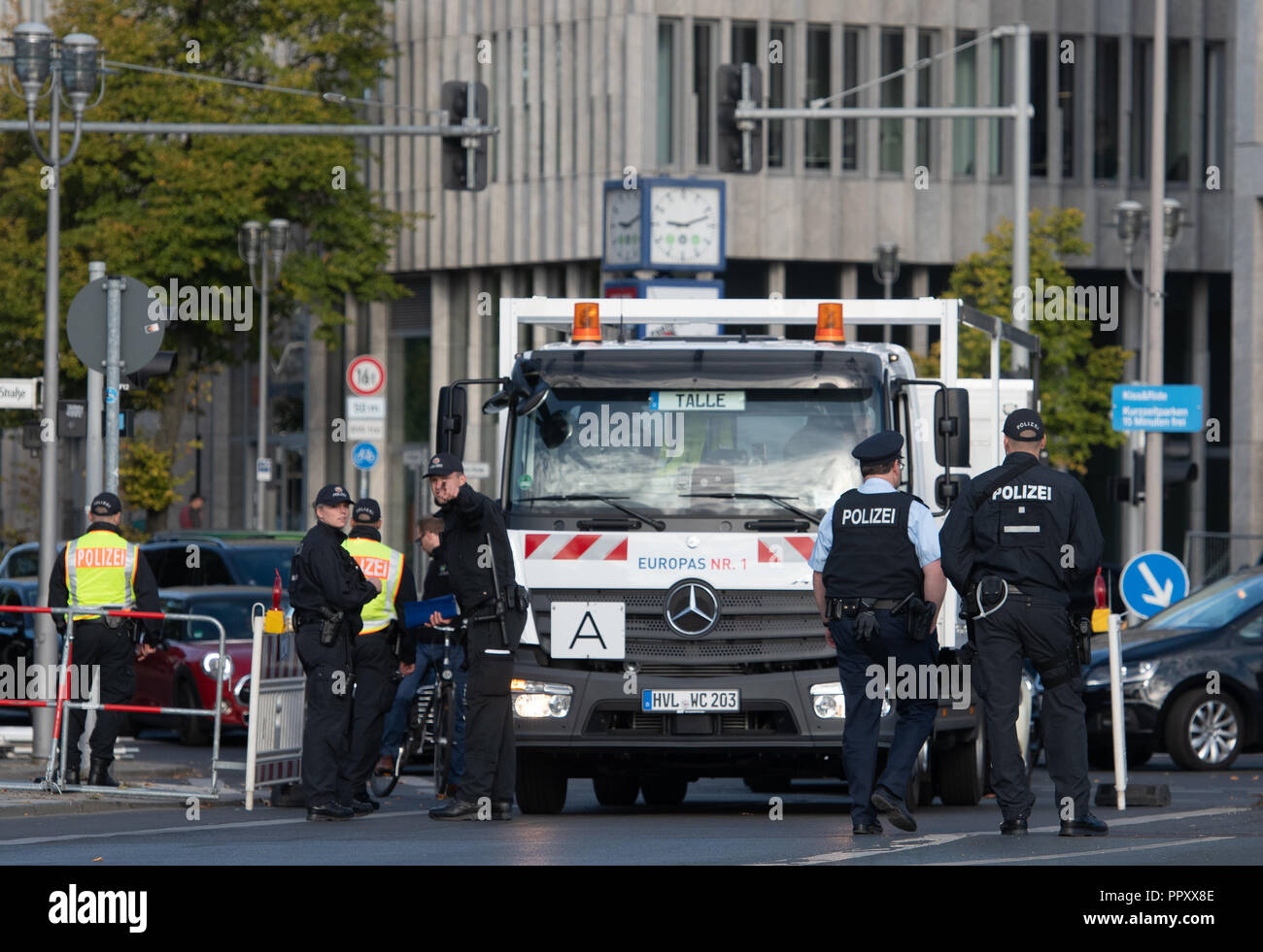 28 septembre 2018, Berlin : Les agents sont debout à un point de contrôle près de la chancellerie. Le Président turc Erdogan sera reçu par la chancelière Merkel dans le cadre de sa visite d'état. Photo : Paul Zinken/dpa Banque D'Images