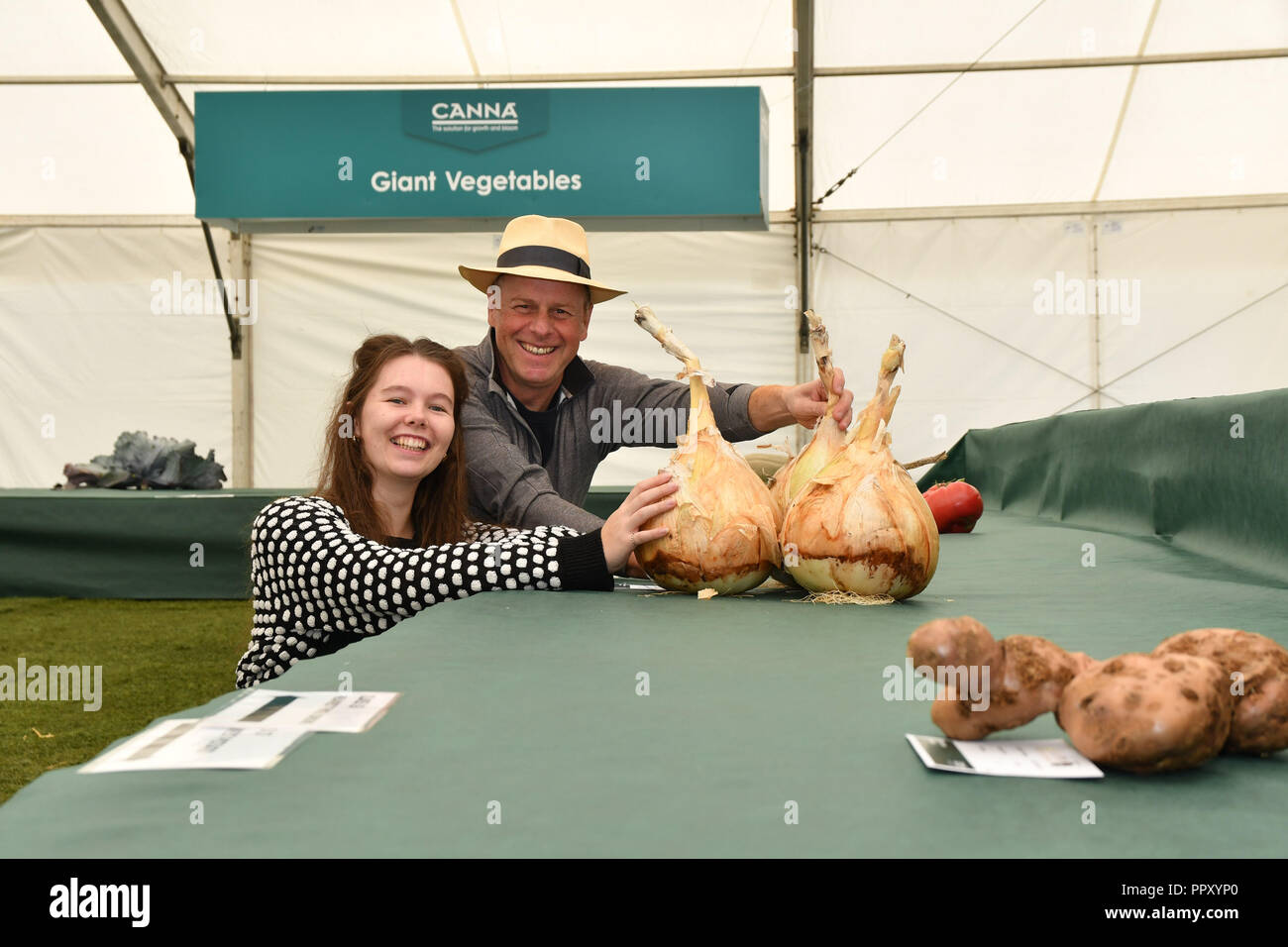 Le Malvern trois comtés Showground, Worcestershire, Royaume-Uni, 28 septembre 2018. Le Malvern Autumn Show accueille chaque année le championnat national de légumes géants. Vu ici Maddie Thomas de Cornwall, avec Joe Swift de BBC World jardiniers. Crédit : Simon Maycock/Alamy Live News Banque D'Images