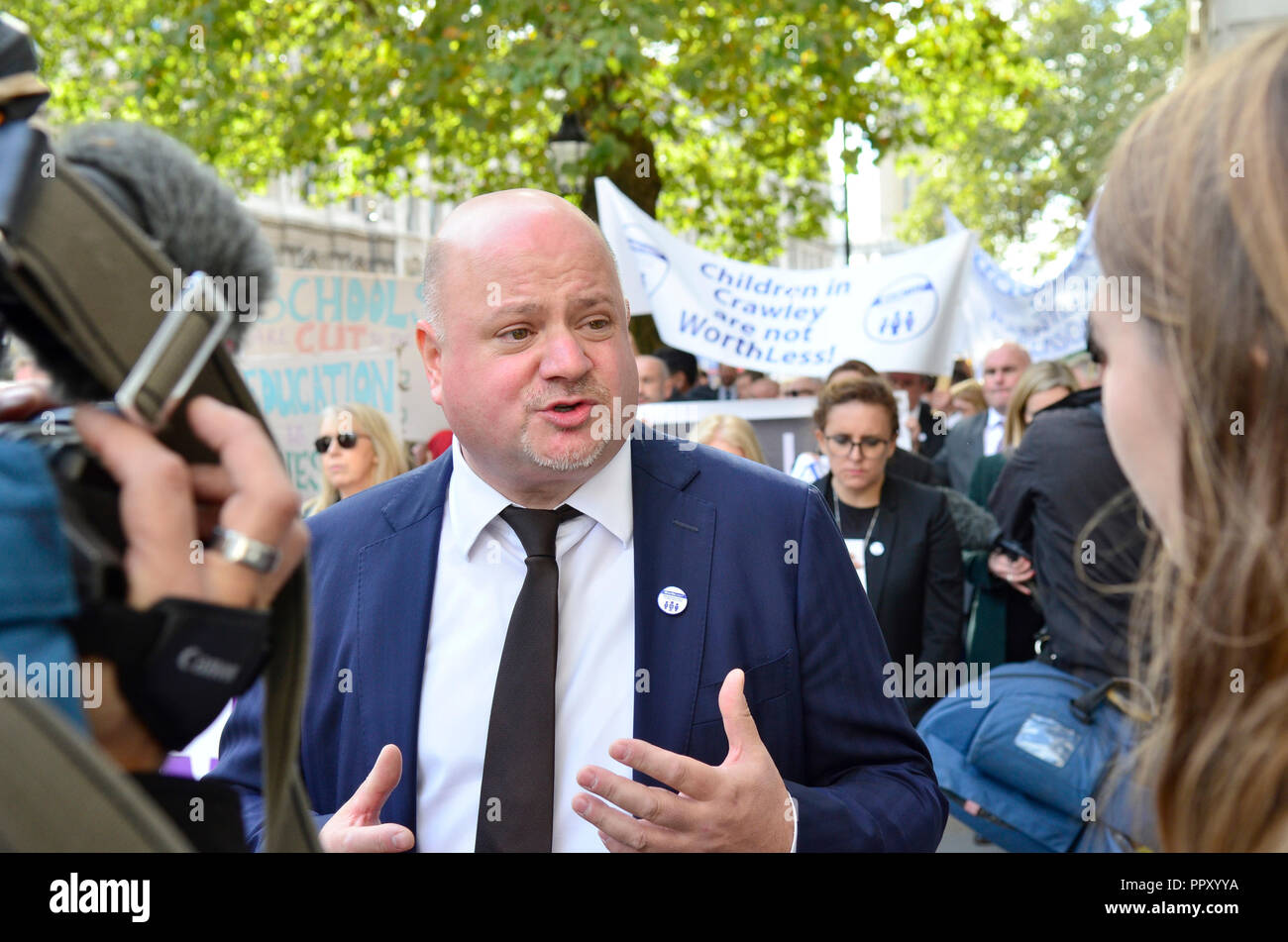 Westminster, Royaume-Uni. 28 sept 2018. Jusqu'à 1000 les chefs d'assemblage pour un rassemblement à la place du Parlement avant de marcher à Downing Street à la main dans une lettre à 11 pour protester contre les réductions à long terme réel dans le budget de l'éducation et exigeant un financement supplémentaire pour les écoles. Credit : PjrFoto/Alamy Live News Banque D'Images