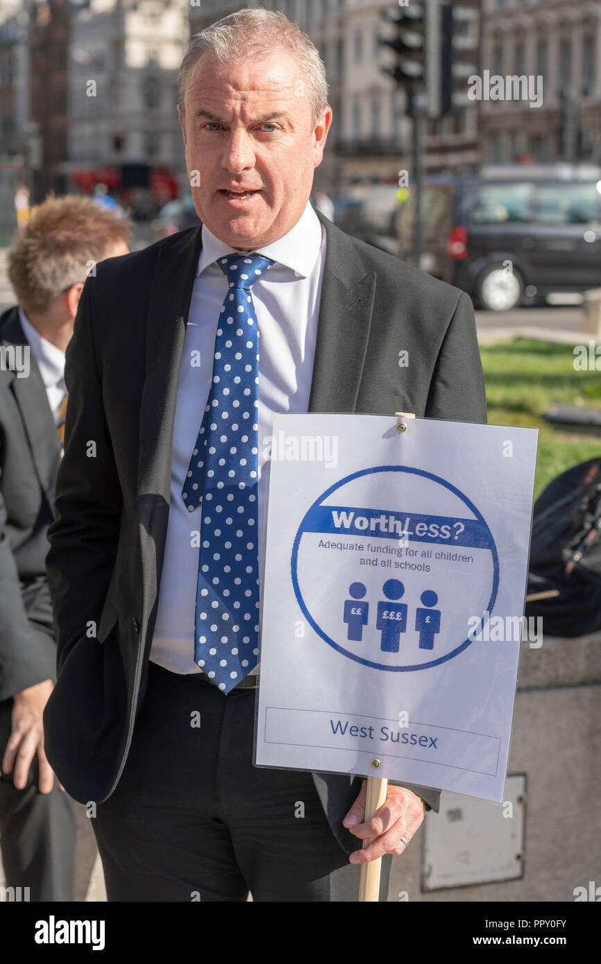 Londres 28 septembre 2018 Les professeurs principaux rassemblement à Westminster demander une augmentation dans le financement de l'éducation professeur principal avec une bannière au crédit de protestation. Ian Davidson/Alamy Live News Banque D'Images