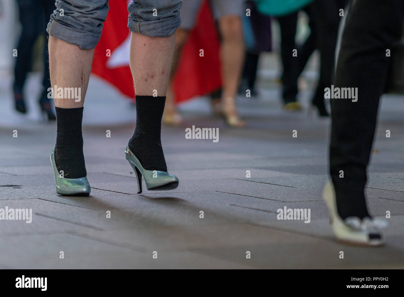 Les hommes prennent le défi de marcher un mille dans les femmes hauts talons de chaussures dans le centre-ville de Cardiff de sensibilisation de la Campagne du Ruban blanc, et de travailler se terminant la violence masculine contre les femmes, la violence conjugale et la violence sexuelle Crédit : Daniel Damaschin/Alamy Live News Banque D'Images