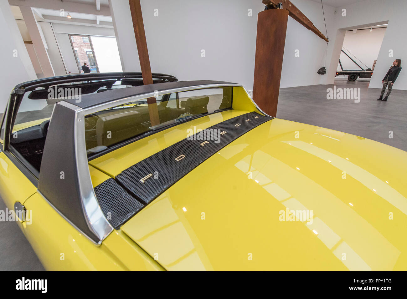 Londres, Royaume-Uni. 28 Sep 2018. Porsche avec météorite (2013), une exposition de deux grandes œuvres de Chris Burden à la Gagosian Gallery. Une voiture de sport Porsche 914 est suspendu en équilibre avec une météorite. La Porsche, à 993,4 kilogrammes (2 190 livres), pèse sur l'extrémité courte de la poutre, et la météorite, à 176,9 kg (390 lb), il fait contrepoids sur la longue fin. crédit : Guy Bell/Alamy Live News Banque D'Images