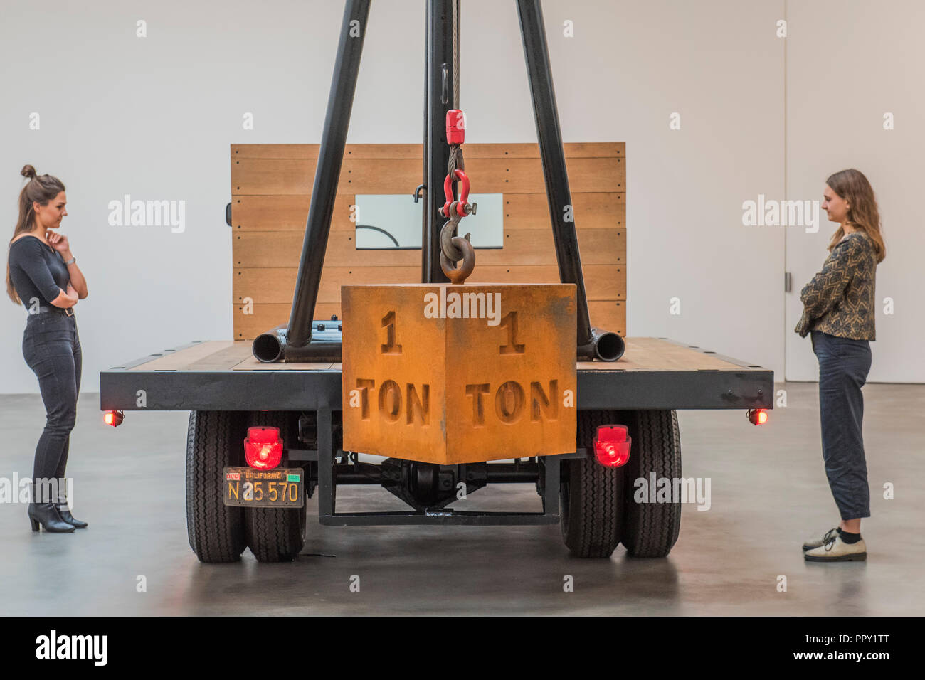 Londres, Royaume-Uni. 28 Sep 2018. 1 tonne Camion grue (2009), une exposition de deux grandes œuvres de Chris Burden à la Gagosian Gallery. Un fonctionnel 1964 Ford F350 camion-grue est maintenu en équilibre avec le poids d'une une tonne de cube en fonte. Crédit : Guy Bell/Alamy Live News Banque D'Images