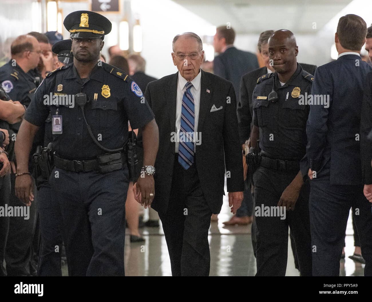 États-unis le sénateur Chuck Grassley (républicain de l'Iowa), promenades dans le couloir entouré par US Capitol Police lors d'une pause dans le témoignage du Dr Christine Blasey Ford avant que le comité du Sénat américain sur la magistrature sur la nomination du juge Brett Kavanaugh pour être juge de la Cour suprême des États-Unis pour remplacer l'ancien juge Anthony Kennedy sur la colline du Capitole à Washington, DC le jeudi 27 septembre, 2018. Credit : Ron Sachs/CNP (restriction : NO New York ou le New Jersey Journaux ou journaux dans un rayon de 75 km de la ville de New York) dans le monde entier d'utilisation | Banque D'Images