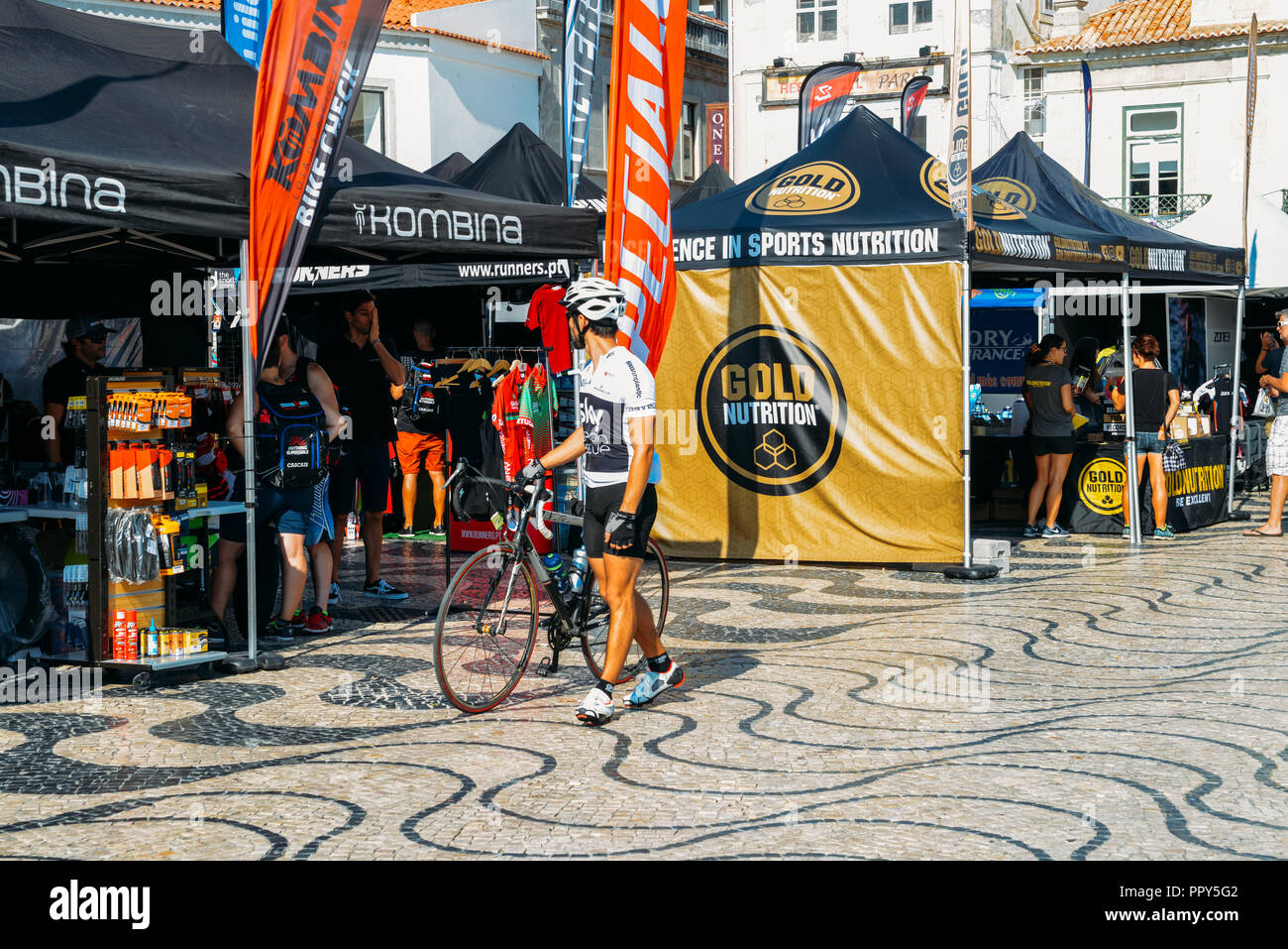 Cascais, Portugal - 28 septembre 2018 : Organisateurs ont mis en place des tentes à la place principale de Cascais en avant de l'Ironman à Cascais se tiendra le 31 septembre 2200, 2018, où les participants vont nager, faire du vélo et course à l'un des plus beaux parcours de course jamais conçu pour un triathlon Crédit : Alexandre Rotenberg/Alamy Live News Banque D'Images