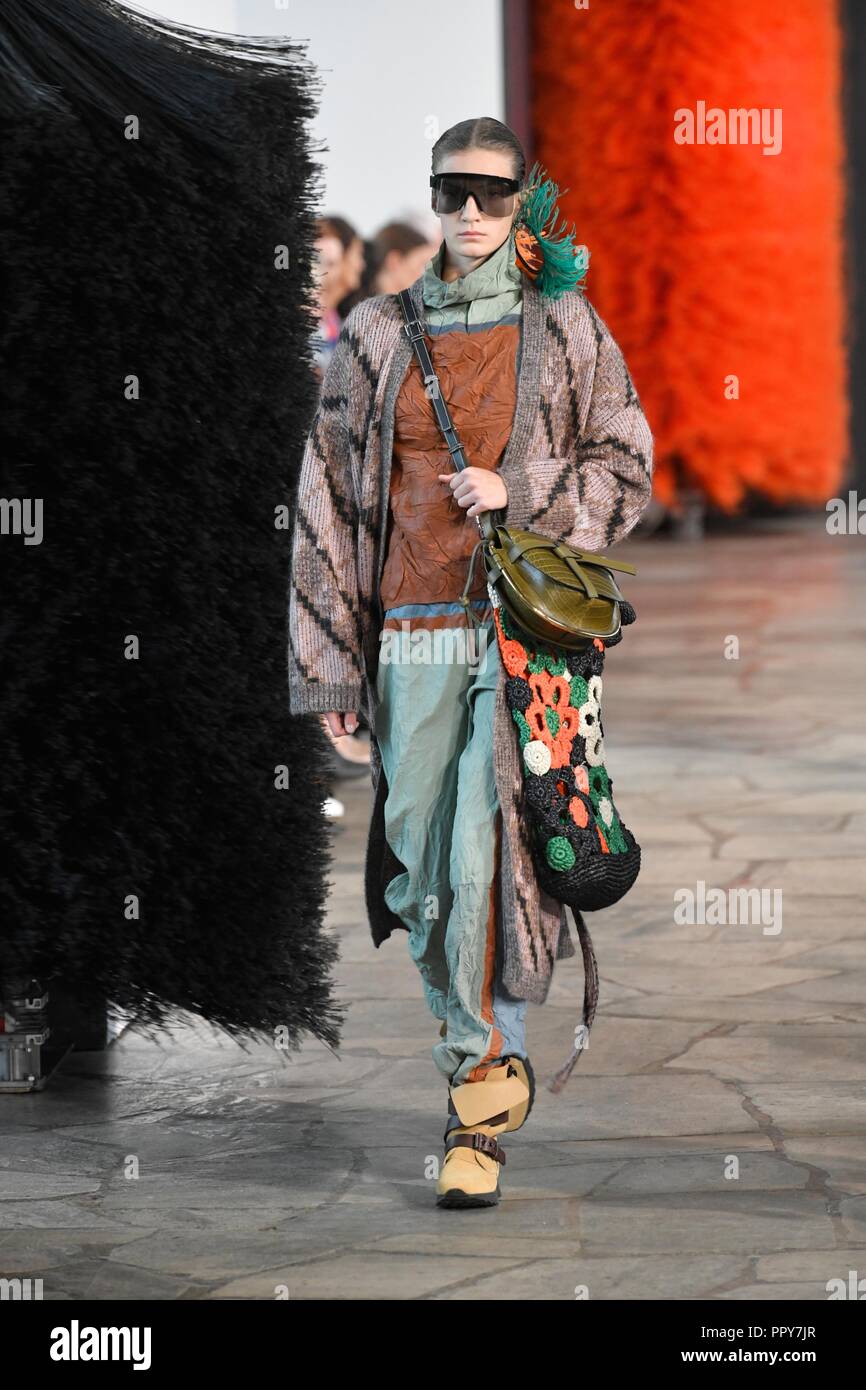 Paris. 28 Sep, 2018. Un modèle présente une création de Loewe pendant le printemps/été 2019 collection de femmes à Paris, le 28 septembre 2018. Credit : Piero Biasion/Xinhua/Alamy Live News Banque D'Images