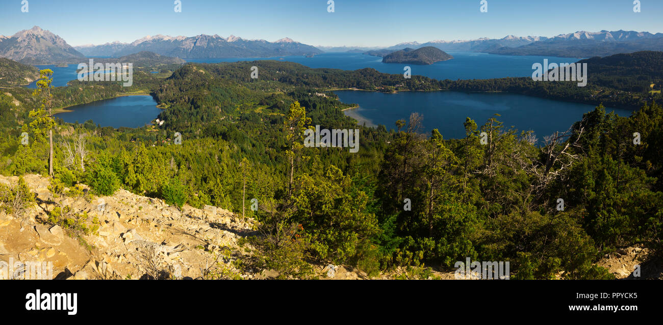 Vue sur les lacs de montagne Campanario et aux beaux jours, le Parc National Nahuel Huapi. San Carlos de Bariloche, Argentine, Patagonie Banque D'Images