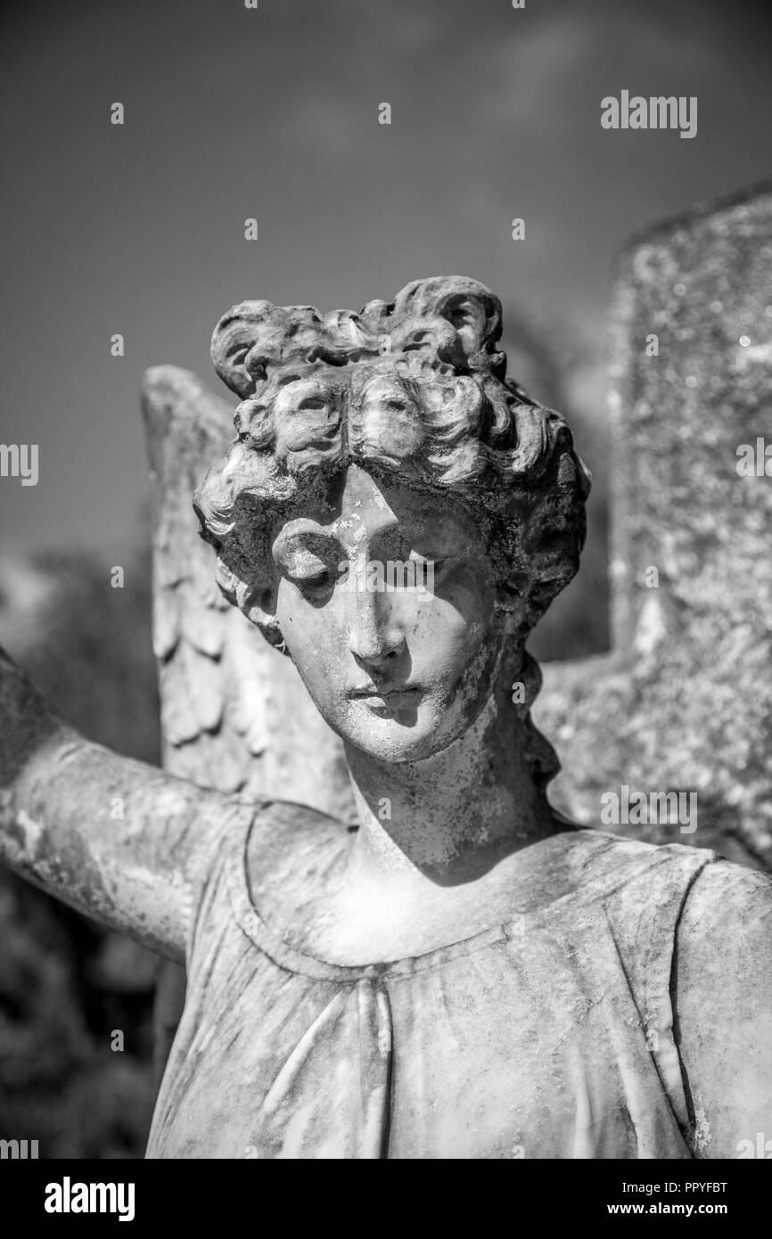 Stone Angel sur une tombe. Banque D'Images