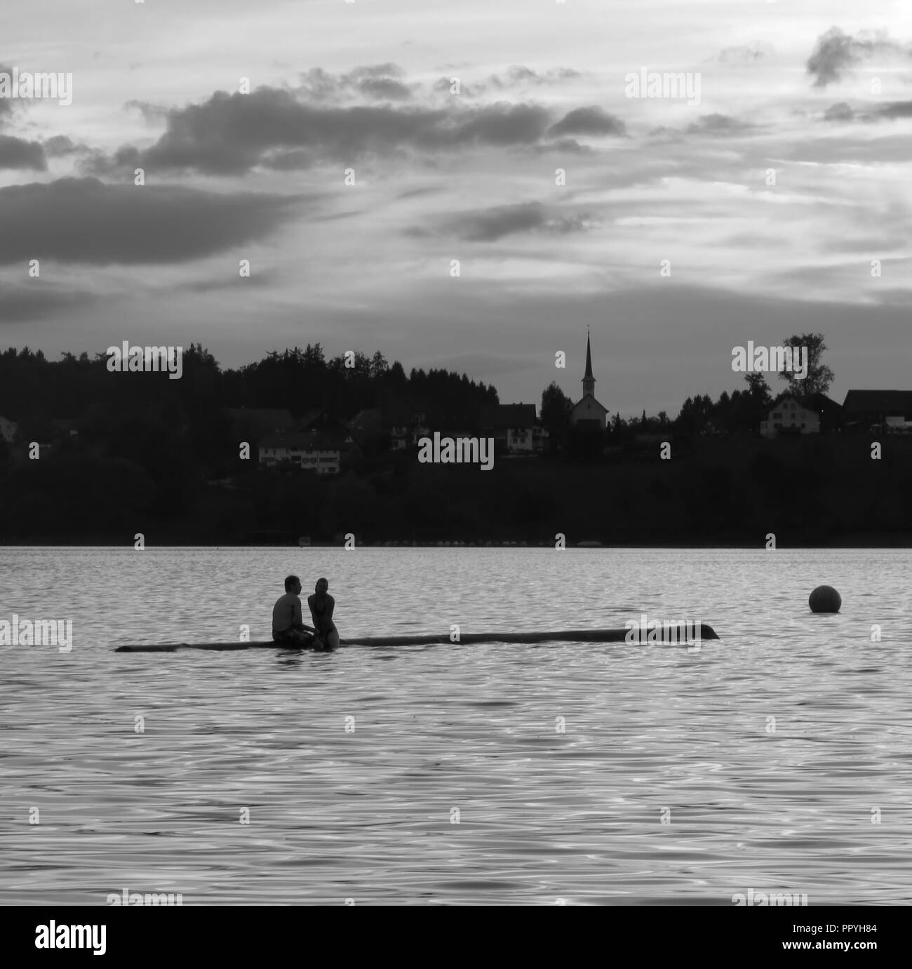 Scène en soirée au lac de Pfäffikon, Zürich. Banque D'Images