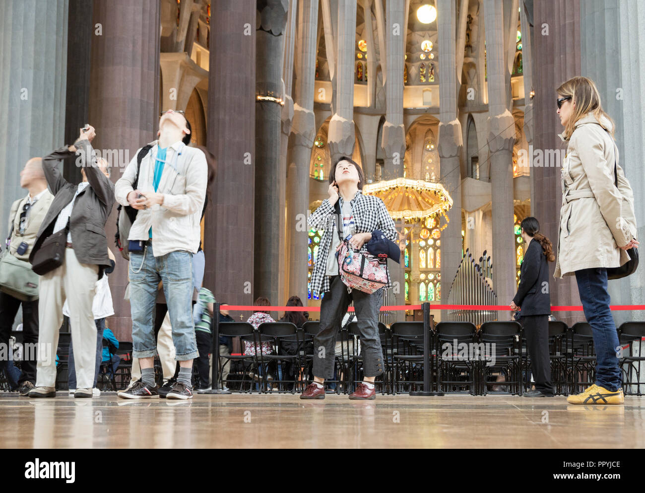 Les touristes à l'intérieur de la Sagrada Familia à Barcelone, Espagne Banque D'Images