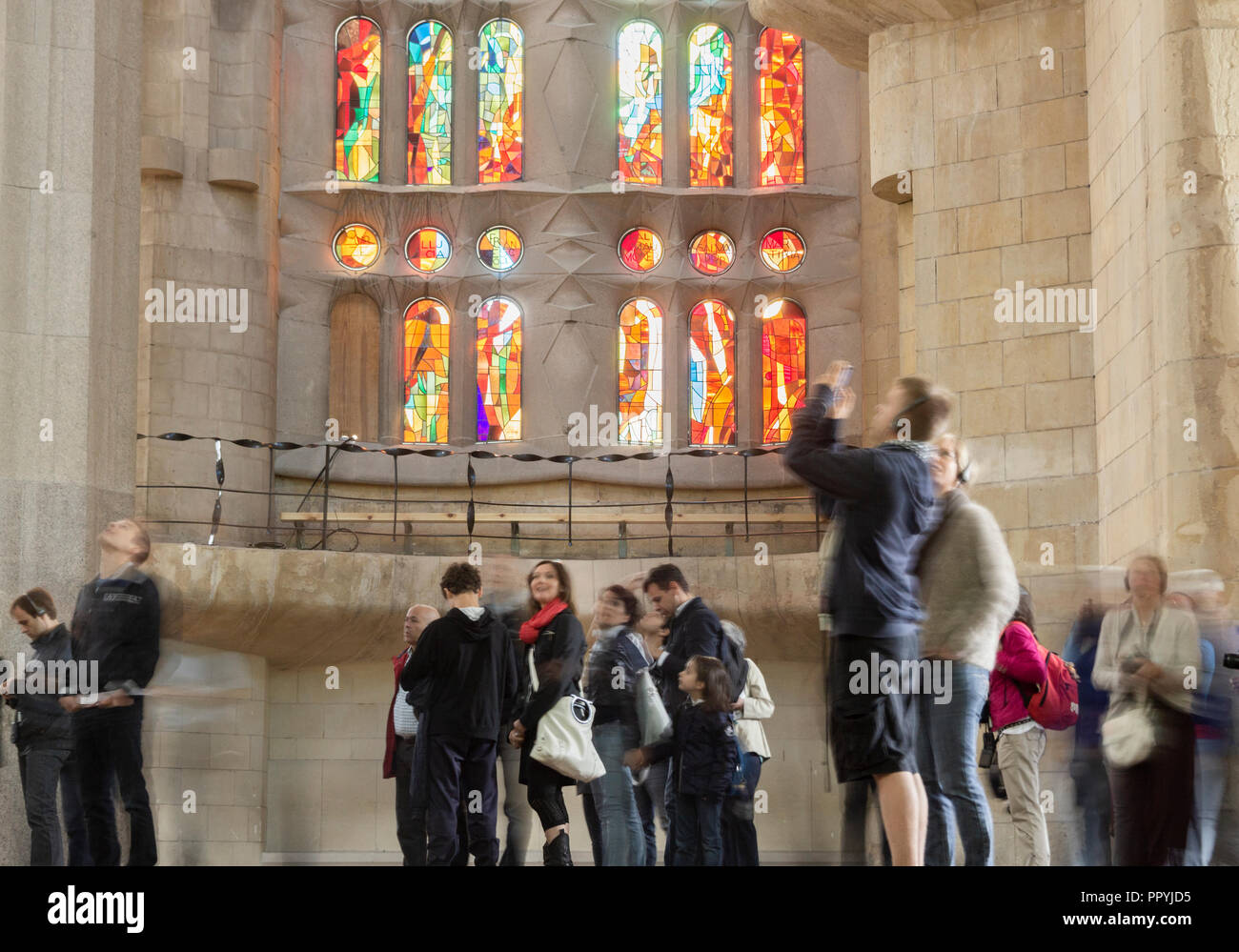 Les touristes à l'intérieur de la Sagrada Familia à Barcelone, Espagne Banque D'Images
