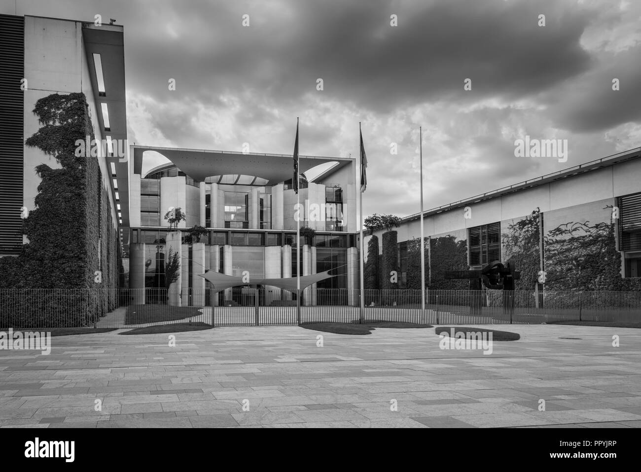 Berlin, Allemagne - le 28 mai 2017 : l'extérieur de bâtiments du gouvernement allemand dans le quartier du gouvernement, par temps nuageux, à Berlin. Photographe noir et blanc Banque D'Images