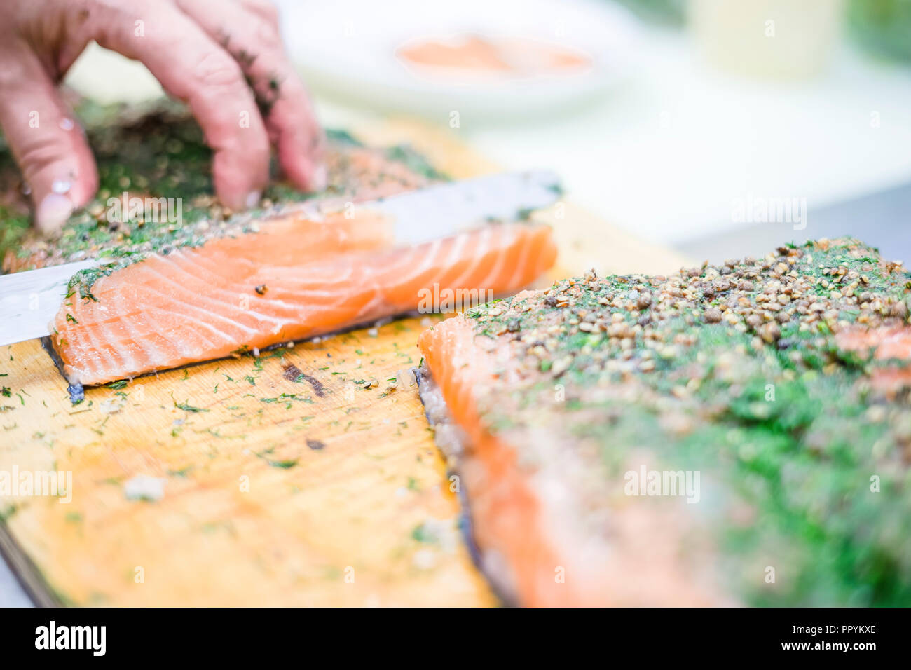 Délicieux avec du saumon de coupe en tranches fines herbes pour servir comme apéritif Banque D'Images