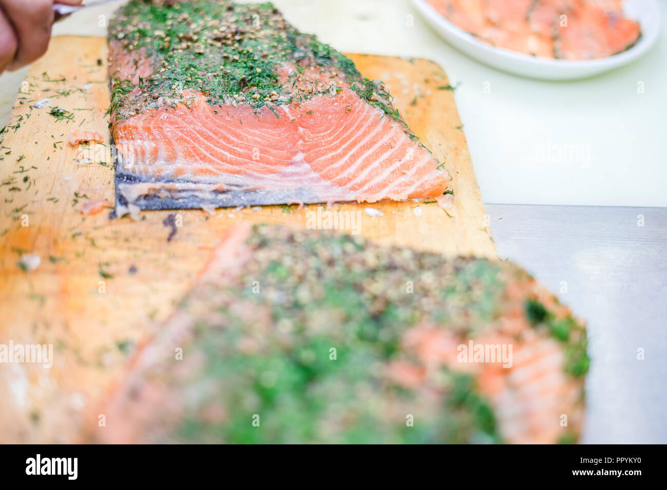 Délicieux avec du saumon de coupe en tranches fines herbes pour servir comme apéritif Banque D'Images