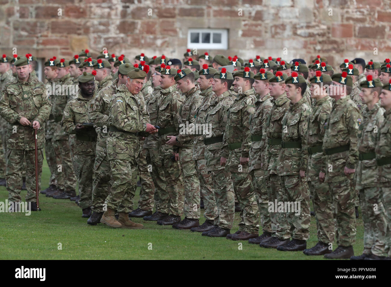 Le Prince de Galles connu comme le duc de Rothesay alors que dans l'écosse présente campagne en Irak des médailles à des soldats du Black Watch, 3e Bataillon, The Royal Regiment of Scotland (3) les troupes sylvestres au fort George, Inverness. Banque D'Images