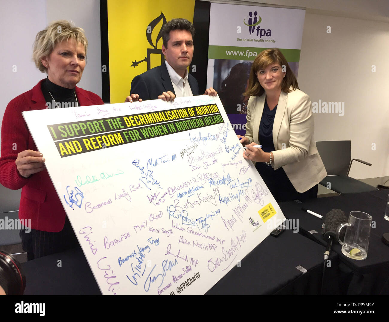 Les députés conservateurs (de gauche à droite) Anna Soubry, Huw Merriman et Nicky Morgan exhortant la réforme de l'II&Otilde;s lois sur l'avortement, lors de leur visite au Centre des arts de la région métropolitaine (MAC), Belfast. Banque D'Images