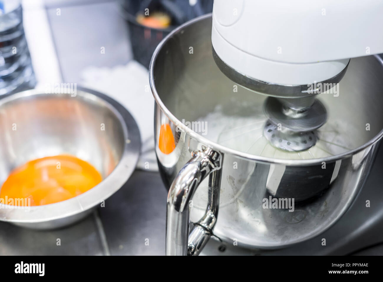 Les blancs d'œufs en fouettant mélangeur de cuisine professionnel dans un restaurant Banque D'Images