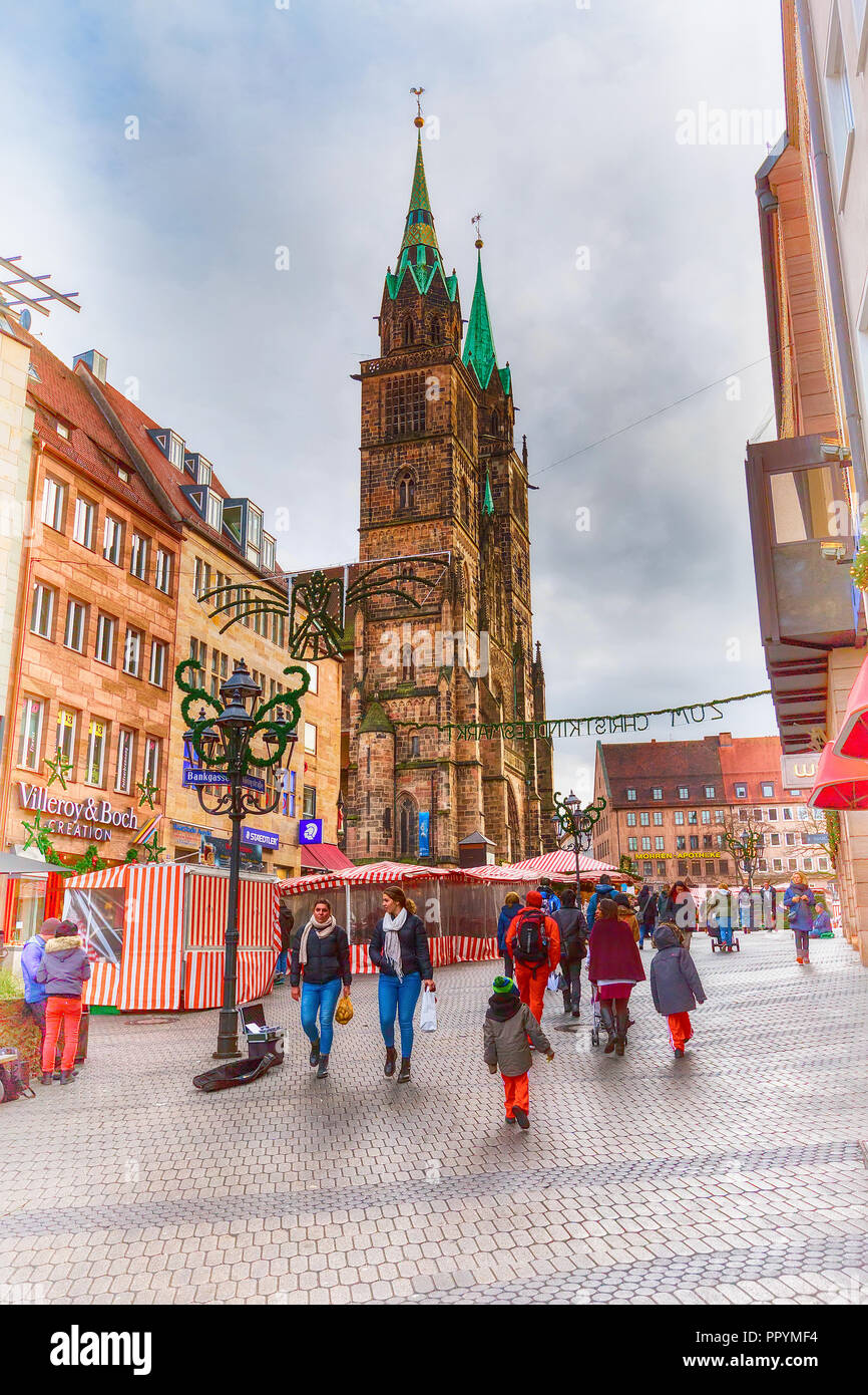 Nuremberg, Allemagne - 24 décembre 2016 : rue de la ville avec des tours de la cathédrale en Bavière à l'époque de Noël Banque D'Images